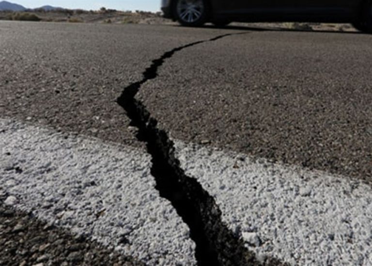 تشققات في شارع بمدينة صور نتيجة الهزة