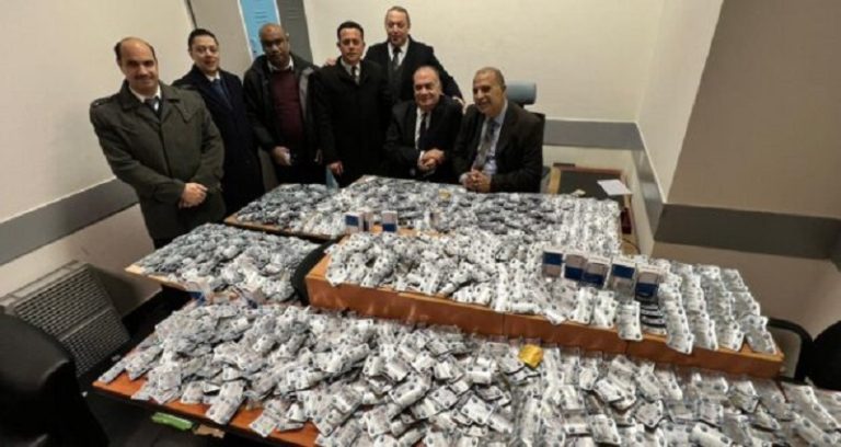 بمطار القاهرة.. حاول تهريب 9480 قرص “فياغرا”