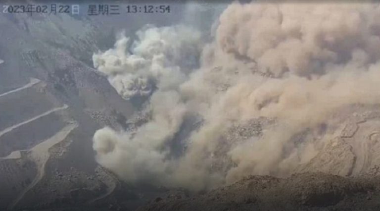 فيديو مخيف.. لحظة دفن عمال أحياء في منجم فحم بالصين