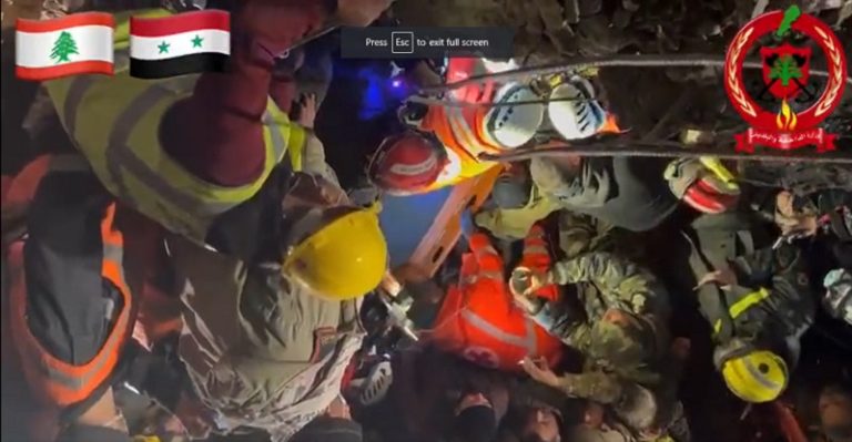 بالفيديو: الدفاع المدني اللبناني ينقذ أم وابنها تحت أنقاض سوريا
