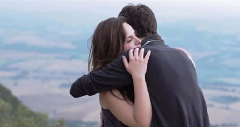 في عيد الحب.. ما أهمية العناق الكيميائي؟