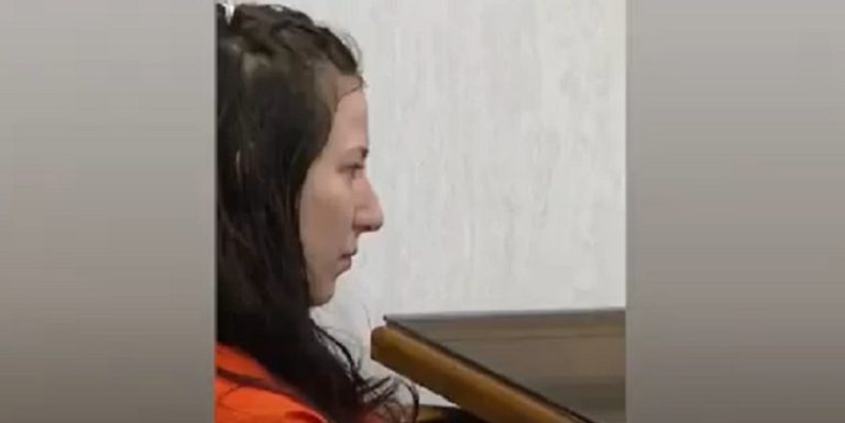 بالفيديو: قاتلة تعتدي على محاميها داخل المحكمة