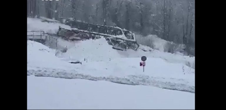 بالفيديو: انهيار ثلجي يقتلع جسراً حديدياً ضخماً