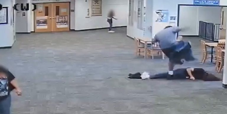 بطريقة وحشية.. طالب يعتدي على معلمته بالضرب (فيديو)