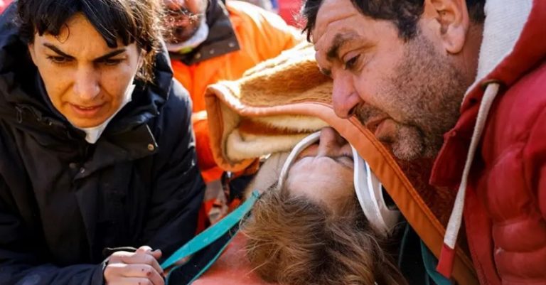 بعد مرور 170 ساعة.. إنقاذ سيدة من تحت الأنقاض في تركيا