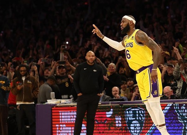 ليبرون جيمس يدخل التاريخ ويُصبح افضل هداف في تاريخ كرة السلة الاميركية