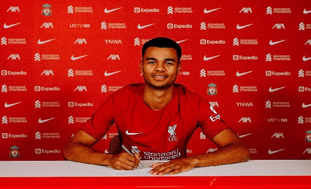 مدرب هولندا الجديد ينتقد لاعبه بسبب انتقاله لانكلترا