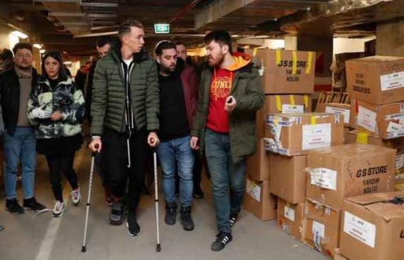 رغم اصابته.. موسليرا يُشارك في عمليات الانقاذ