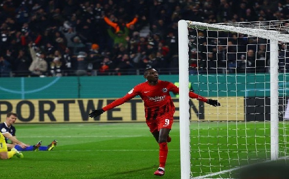 فرانكفورت يكشف موقفه من رحيل نجم فرنسا