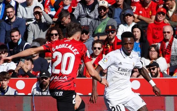 رابطة الليغا تدين العنصرية ضد فينيسيوس