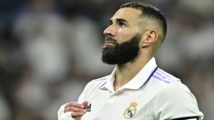 أنشيلوتي يحدد موقف بنزيما من موقعة ليفربول