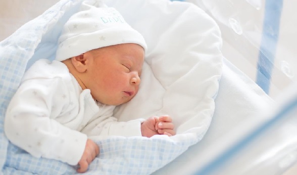 حالة نادرة وغريبة.. طفلة ولدت بذيل طوله 6 سم! (صورة)