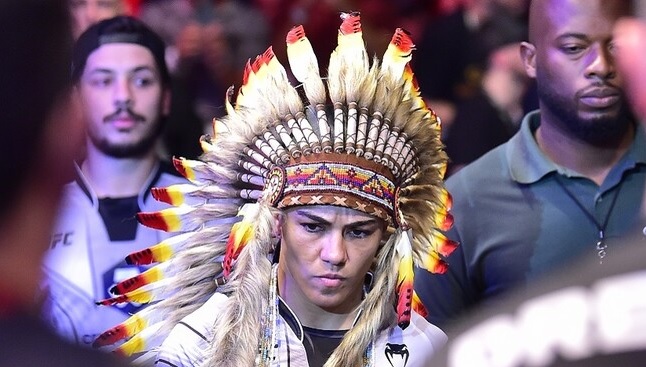 بالفيديو.. مقاتلة برازيلية تتعرض للخنق