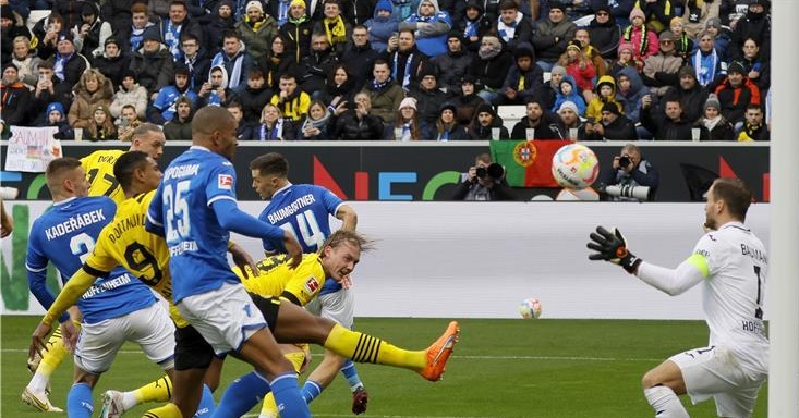 بوروسيا دورتموند يتصدر البوندسليغا ويُسجل رقماً قياسياً ملفتاً