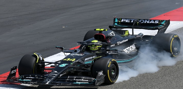 كلافت لافت لهاميلتون حول سيارته الجديدة.. ماذا قال؟