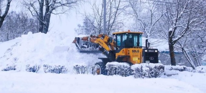 جرف الثلوج لتسهيل حركة المرور في بلدة قرطبا