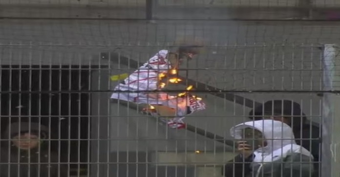 بعد خسارتهم القاسية امام منافسهم.. احرقوا قميص احد لاعبيهم