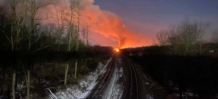 حادث مروع.. حريق هائل في أوهايو جراء خروج قطار عن سكته