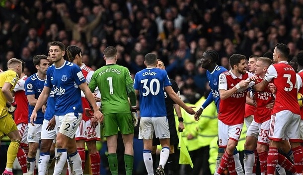 الدوري الانكليزي لكرة القدم: ايفرتون يفاجئ ارسنال ويهزمه بهدف وحيد