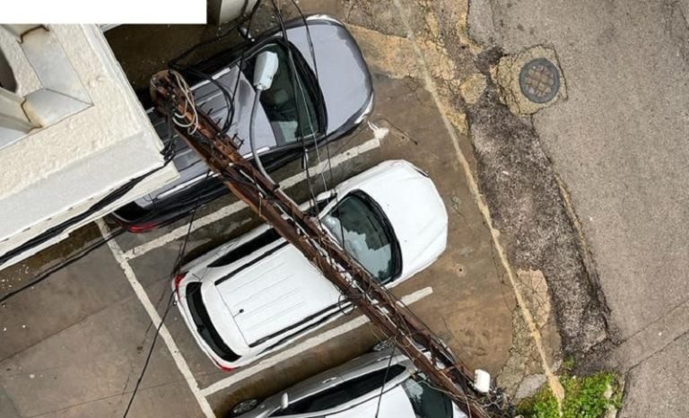 سقوط عامود للكهرباء في النقاش