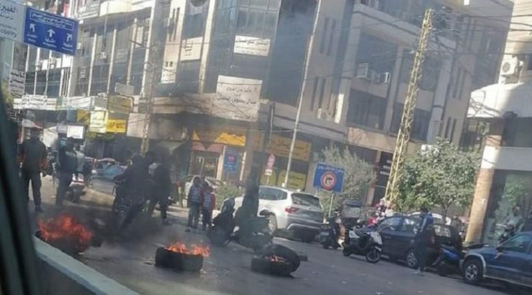 قطع طرق في عدد من المناطق اللبنانية