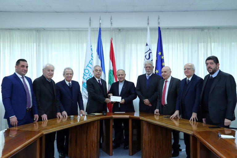 “جوقة الشرف” تقدم مساعدة  للصندوق الاجتماعي في ” اوتيل ديو “