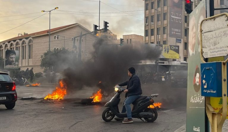 بالفيديو: قطع طريق صيدا القديمة بالإطارات المشتعلة