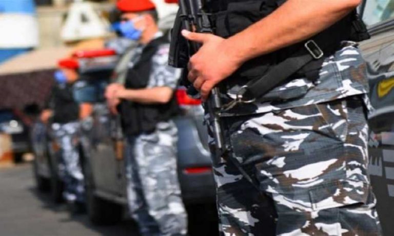 يروج ويتعاطى المخدرات.. يقع بقبضة قوى الأمن