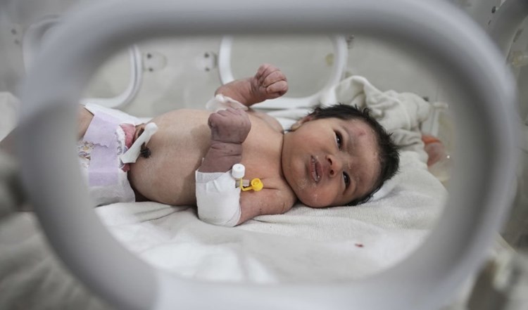 في سوريا.. محاولة اختطاف رضيعة ولدت تحت الأنقاض