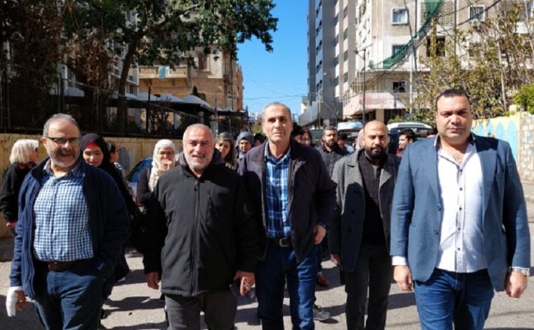 اساتذة التعليم الرسمي: لدولرة نصف رواتبنا