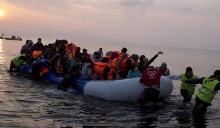 مقتل طفل وامرأة بغرق قارب مهاجرين في اليونان