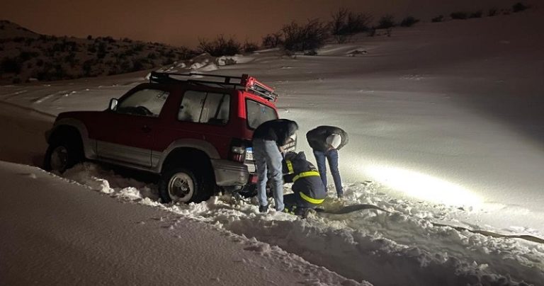 بالصور: إنقاذ مواطنين احتجزتهم الثلوج داخل سياراتهم