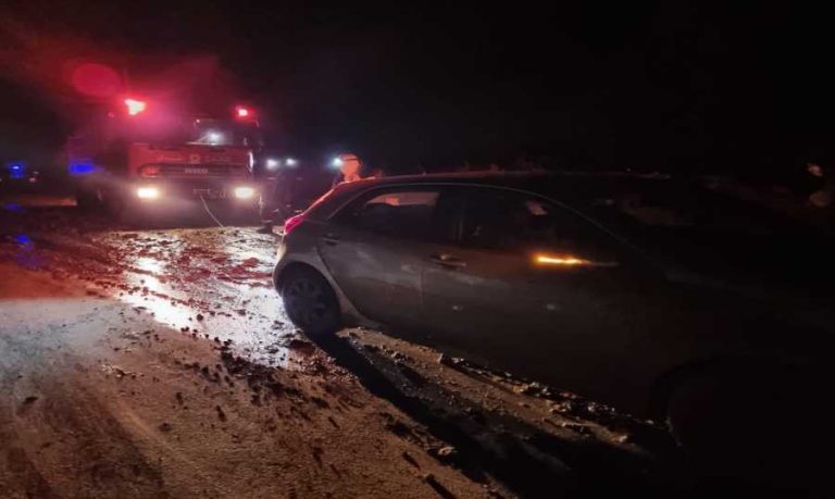 بالصور.. إنقاذ مواطنين احتجزوا داخل سيارتهم في الفوارة