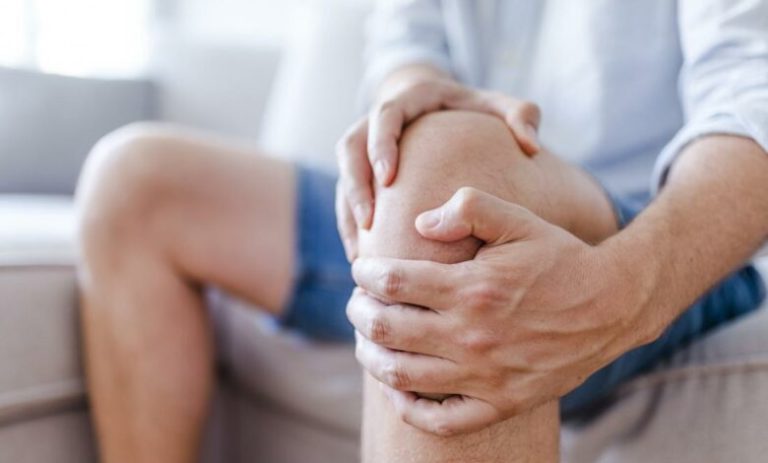 تعانون من “طقطقة المفاصل”.. هل من داعي للقلق؟