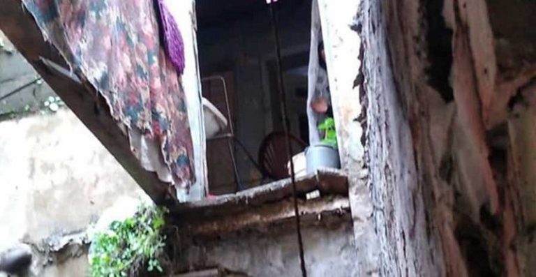 إصابة شخص بانهيار شرفة منزل في طرابلس