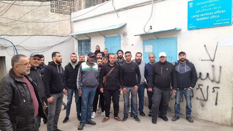 لاجئون فلسطينيون يغلقون مكتب “الأونروا” في مخيم البداوي