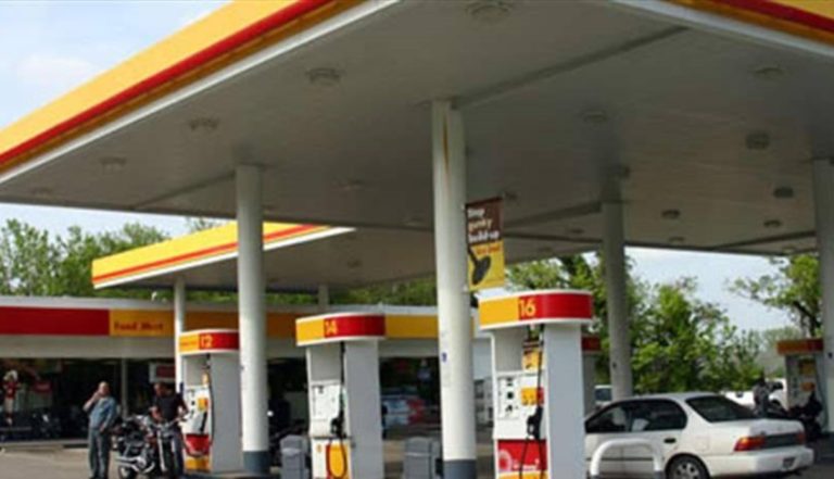 مطالبة من أصحاب المحطات بتسعير المحروقات بالدولار