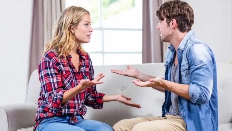 ما العلامات التي تؤكد وجود أزمة في العلاقات الأسرية؟