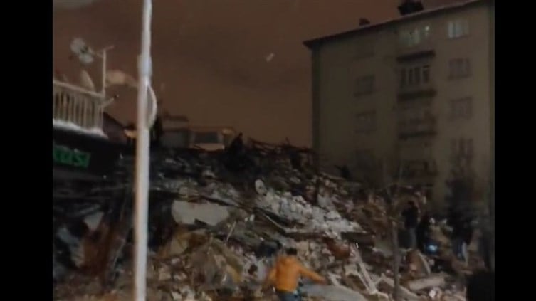 إنقاذ فتاة من أنقاض كهرمان مرعش