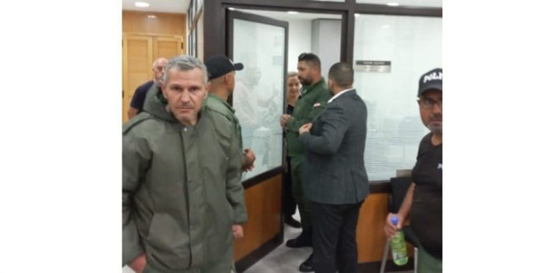 عناصر من شرطة البلدية يقتحمون مصرفا في صور