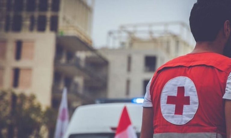 إحذروها.. عصابة بلباس “الصليب الأحمر” تدخل البيوت وهذا ما تفعله!