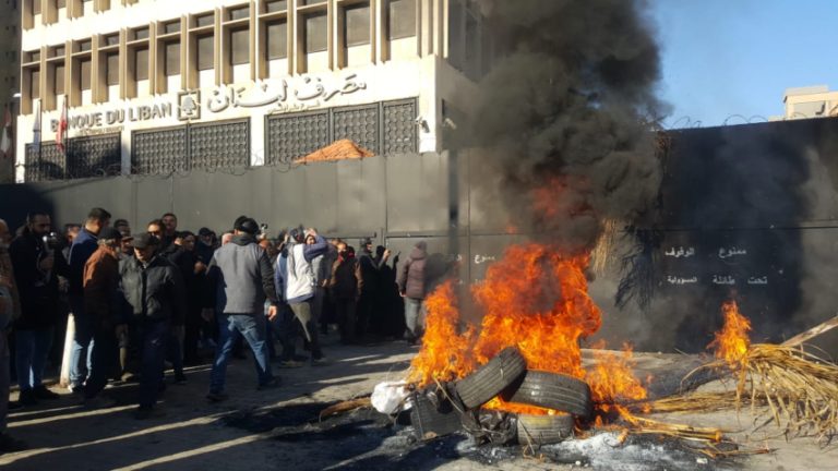 عمال وموظفو بلدية طرابلس يعتصمون قرب مصرف لبنان