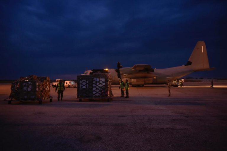 بالصور.. طائرة إيطالية محملة بالمساعدات لسوريا في مطار بيروت