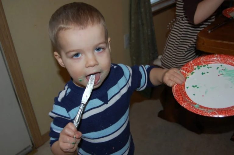 تجارب حسية للأطفال لها مدلولاتها.. ماذا يعني لعق الأصابع؟