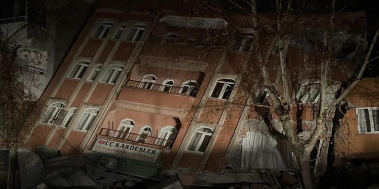 مشاهد مرعبة للحظة وقوع زلزال تركيا!