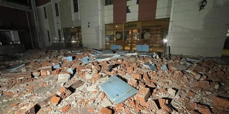 هزتان ارتداديتان في تركيا.. وارتفاع عداد الضحايا