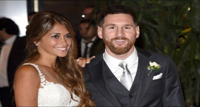 ما هو موقف زوجة ميسي من البقاء مع باريس سان جرمان؟