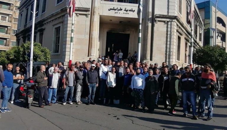 اعتصام لعمال بلدية الميناء في طرابلس