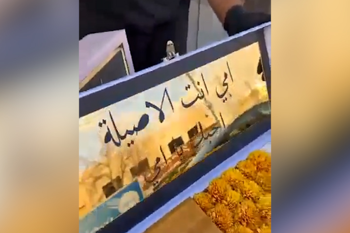 بالفيديو.. شاب يهدي أمه ذهباً بقيمة 42,300 دولار