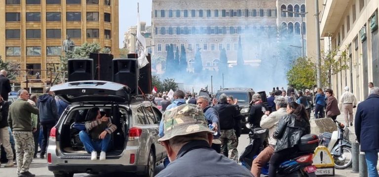 حالات اختناق وإصابات خلال مواجهات بين المتظاهرين والجيش